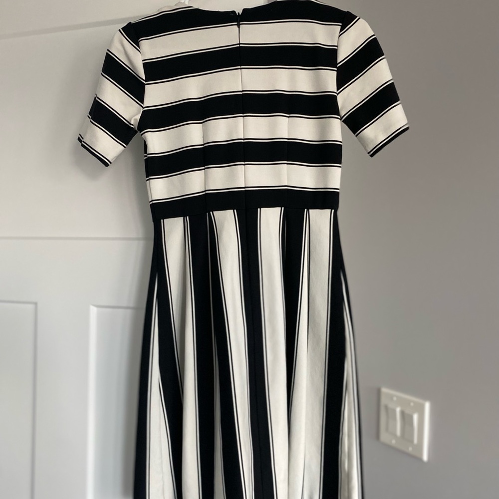 Loft fit and flare flattering summer dress. Size 0 excellent condition!